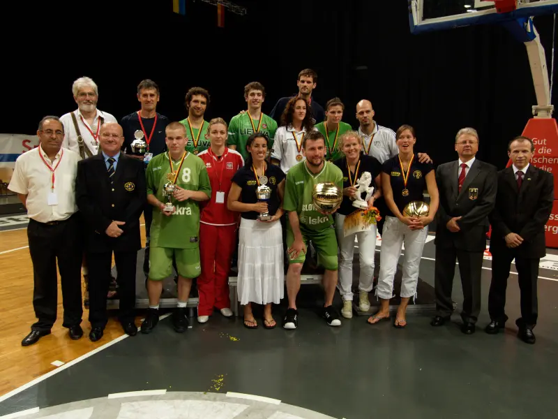 Representatives EDSO and DGS with the best players of the EC Basketball-08