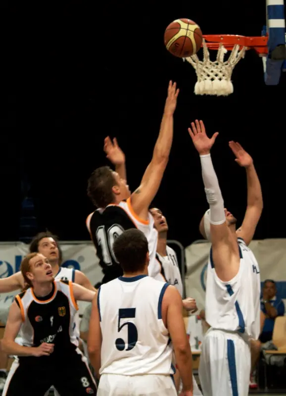 The ball in a basket stops Roberto Scheuerer (10, GER)