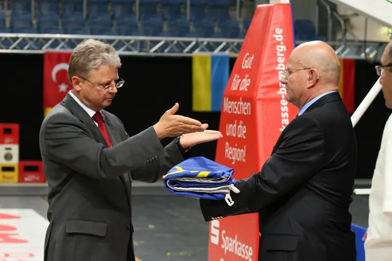 K-W. Broska - DGS president returns a flag of EC V.Sandugei - EDSO Official