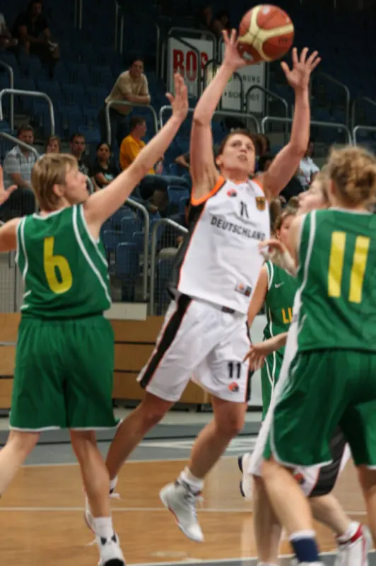 It is difficult to play Katja Bardt (11, GER) with Alma Undraitiene (6) and Ruta Pilibaityte (11LTU)